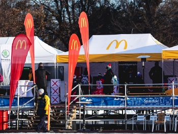 Voltooi een bedrijfsstand voor zomerse buitenevenementen